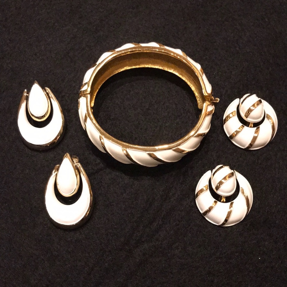 🛑SOLD🛑Gold & Ivory Enamel Clip-on Earrings (2 sets)🎉